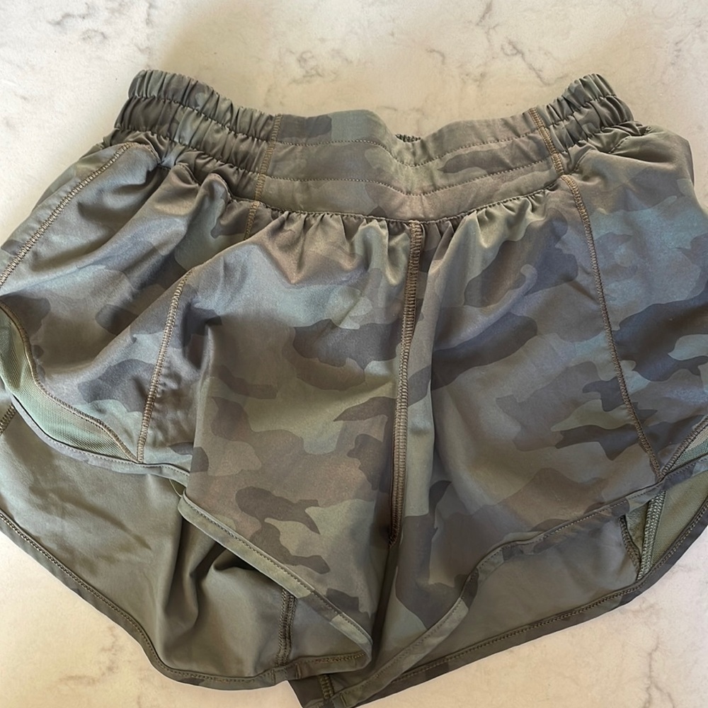 Lululemon Hotty Hot Low-Rise Lined Short 2.5" CAMO GREEN!